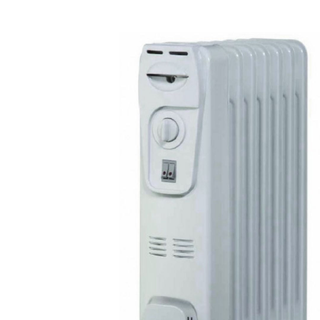 Un radiador de aceite blanco con perillas de control e interruptores en el panel frontal sobre fondo blanco.