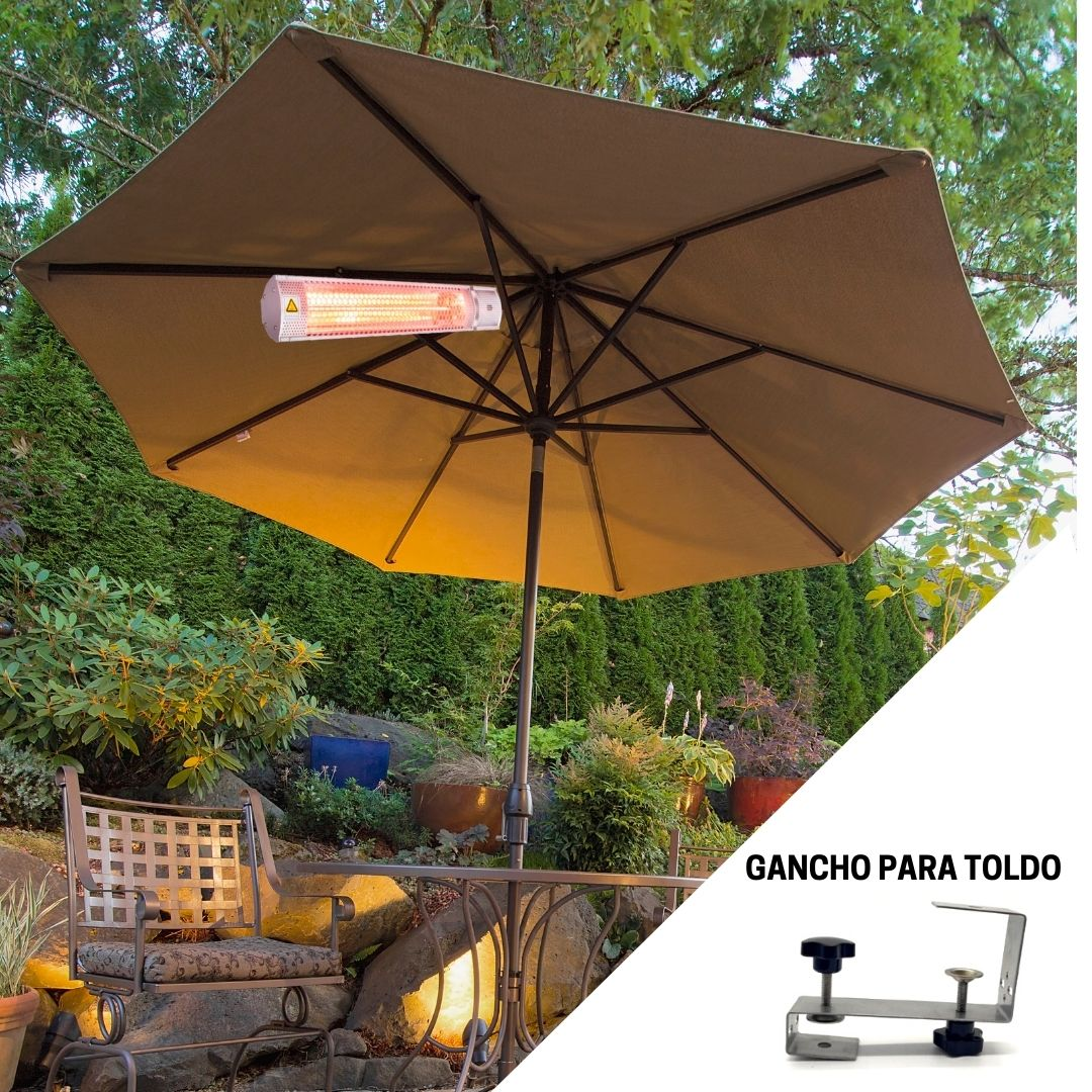 Un calefactor de patio está montado en las varillas de una sombrilla beige en un jardín.
