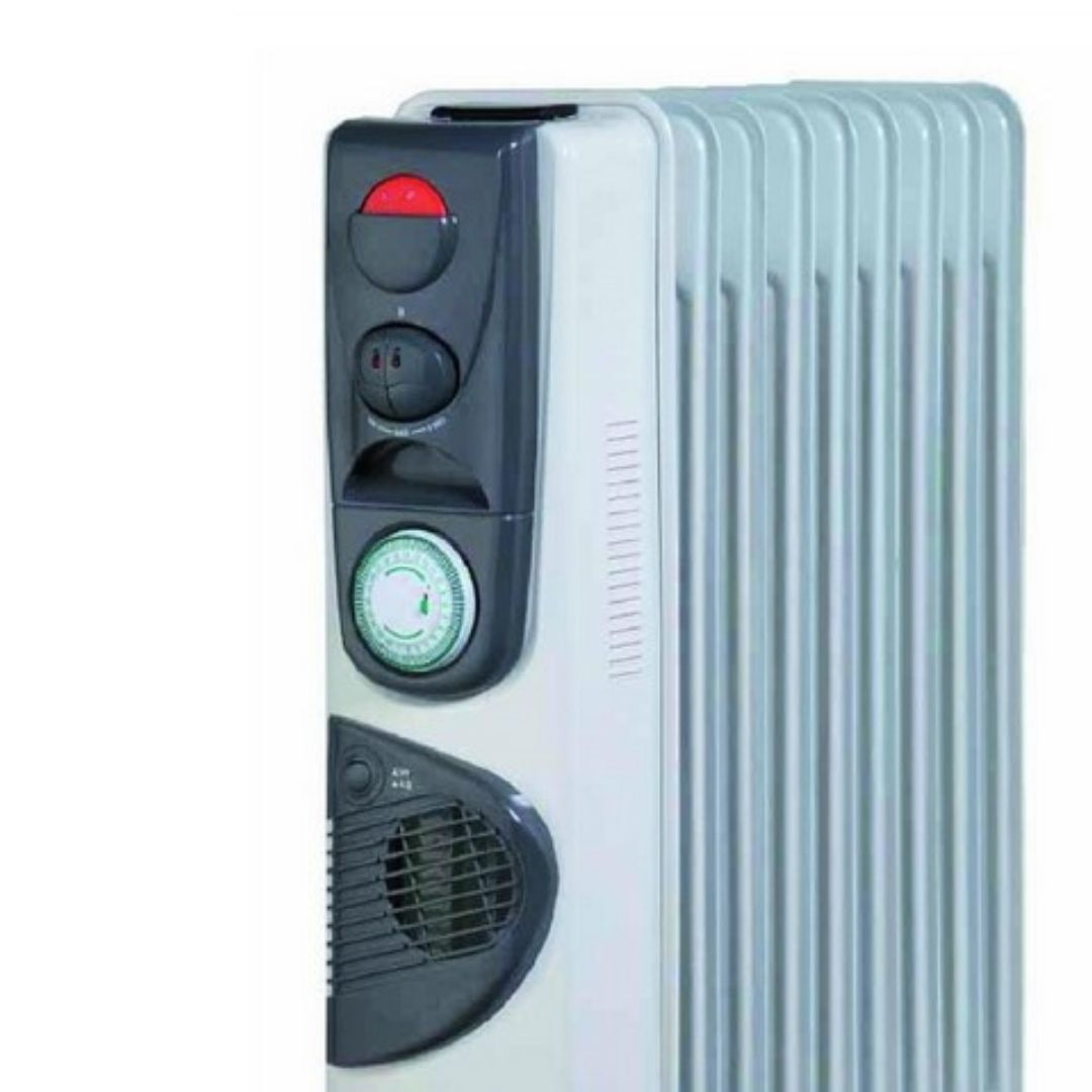 Un radiador de aceite blanco de lamas con paneles de control grises, perillas, un interruptor rojo y un temporizador redondo.