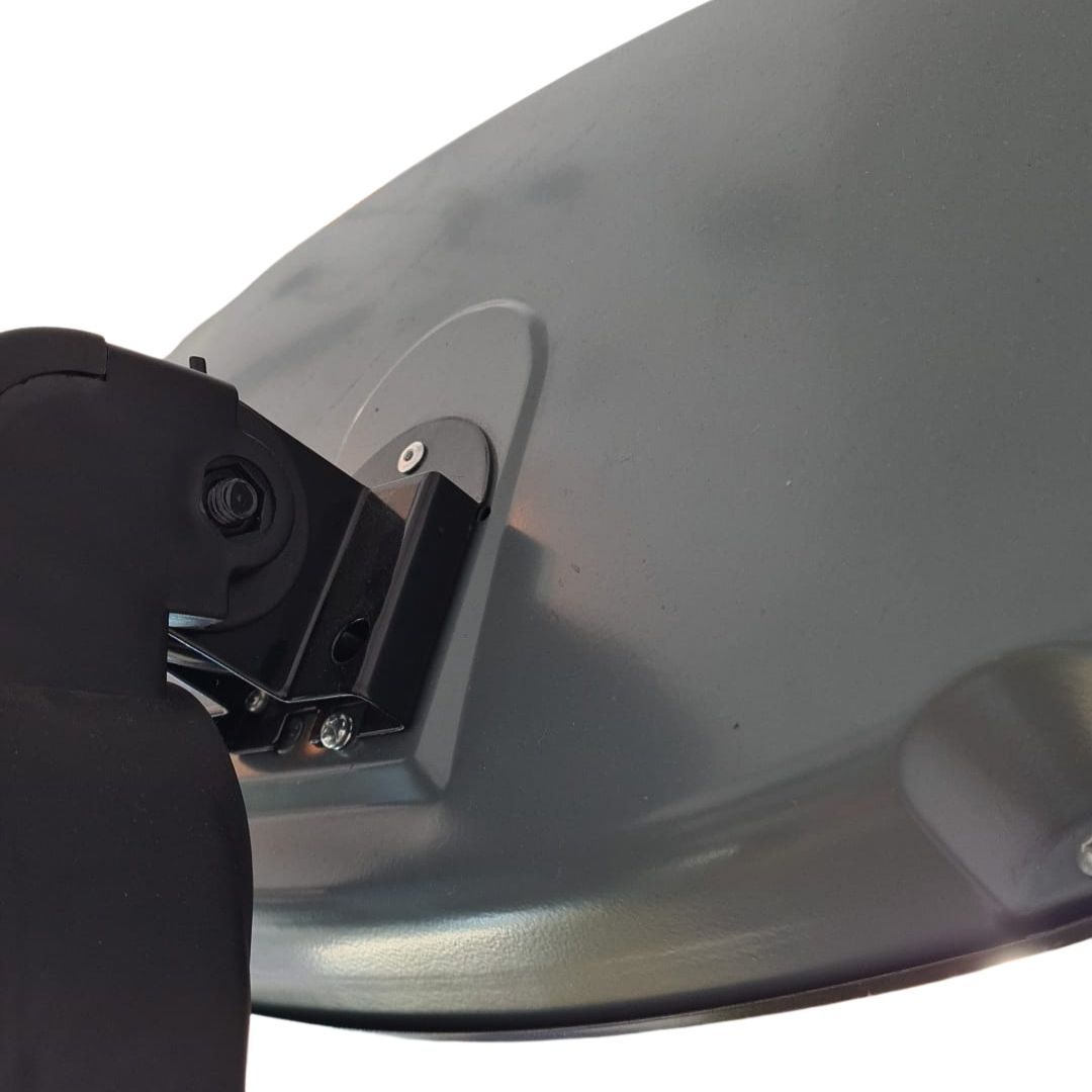 Espejo de coche gris con soporte de montaje negro y tornillos sobre fondo blanco.