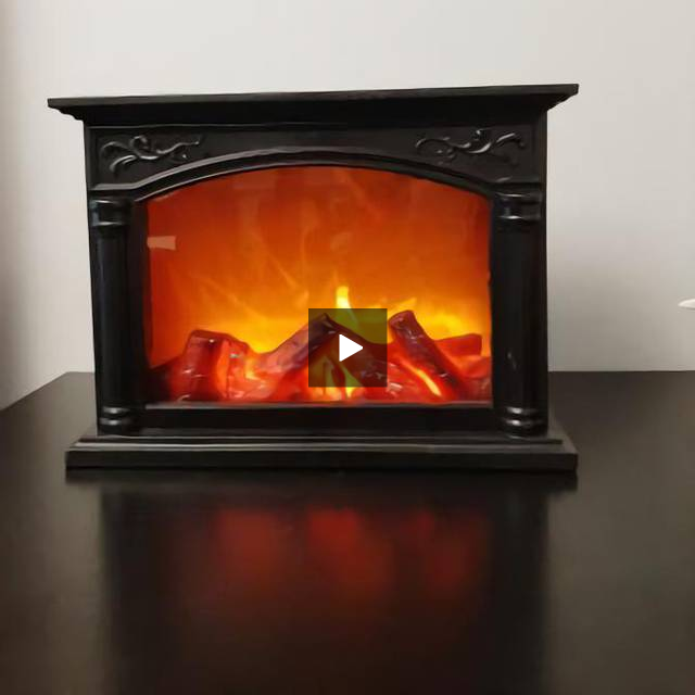 Una pequeña chimenea eléctrica negra sobre una mesa con llamas rojas brillantes y troncos.