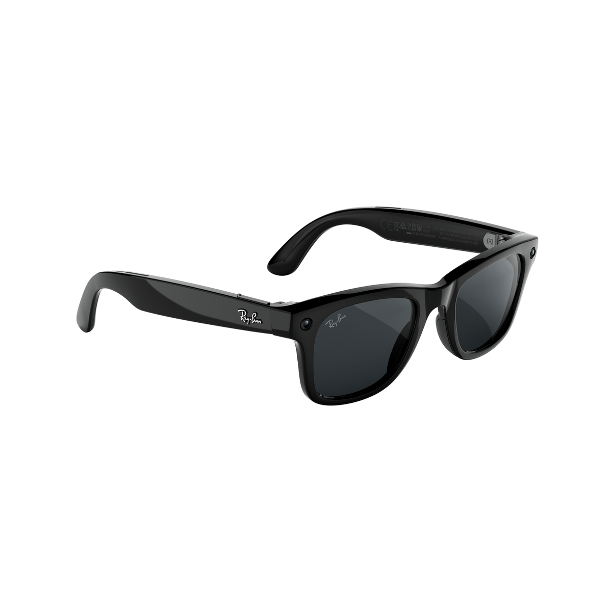Gafas de sol negras Ray-Ban con lentes oscuras y cámara integrada en una montura gruesa sobre fondo blanco.