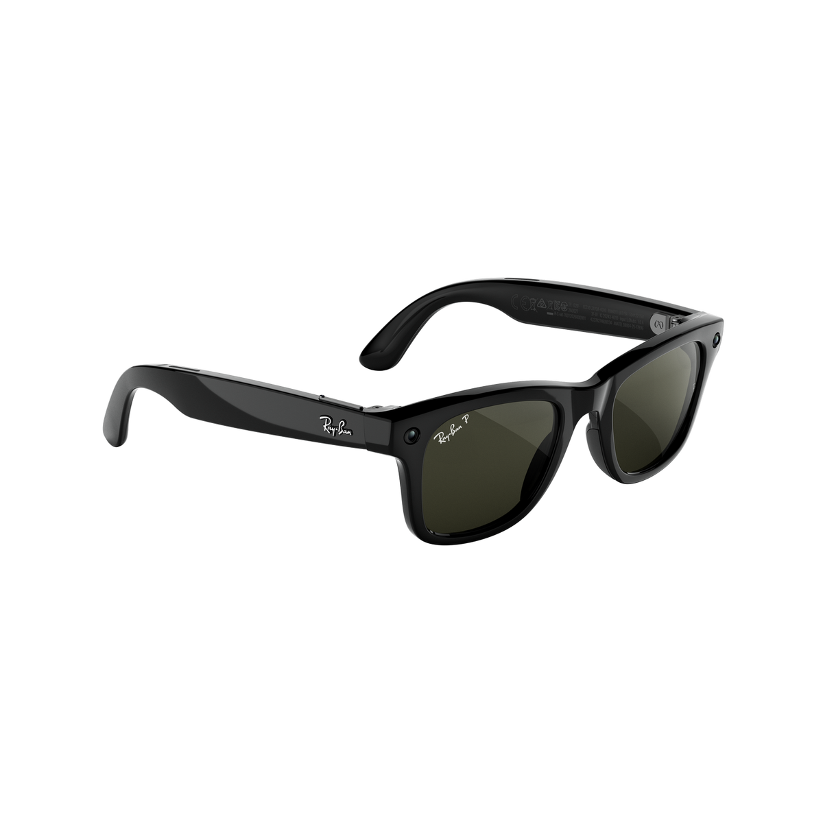 Gafas de sol Ray-Ban negras con lentes oscuras, logotipo blanco y cámara integrada en la montura sobre fondo blanco.