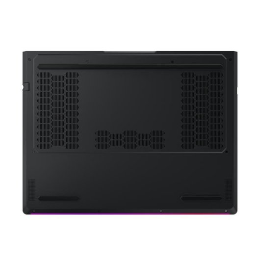 Vista inferior de un portátil negro con ranuras de ventilación simétricas y una tira LED púrpura.