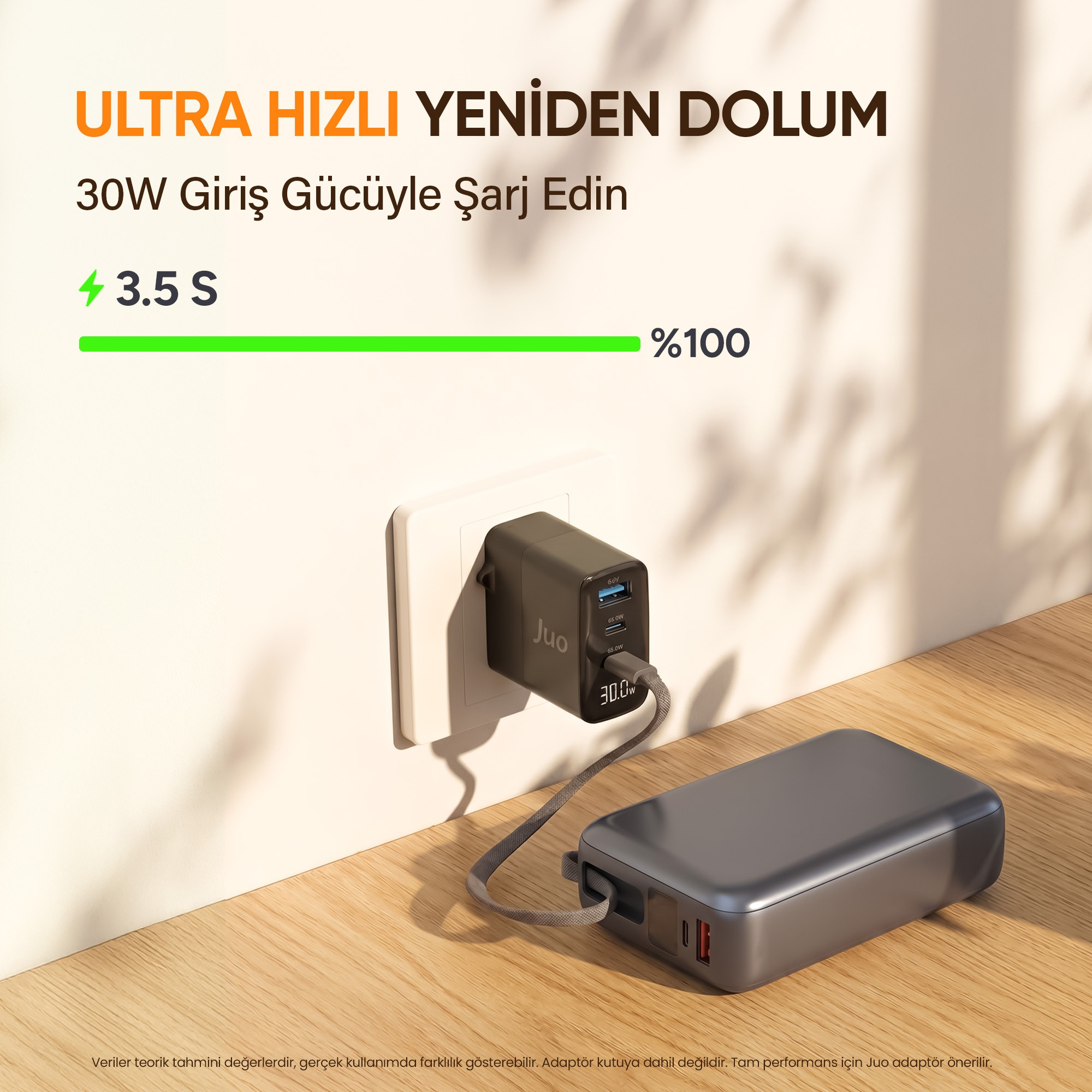 Prizde takılı siyah şarj cihazı, ahşap masa üzerindeki powerbank'i şarj ediyor, üstte yazıyla.