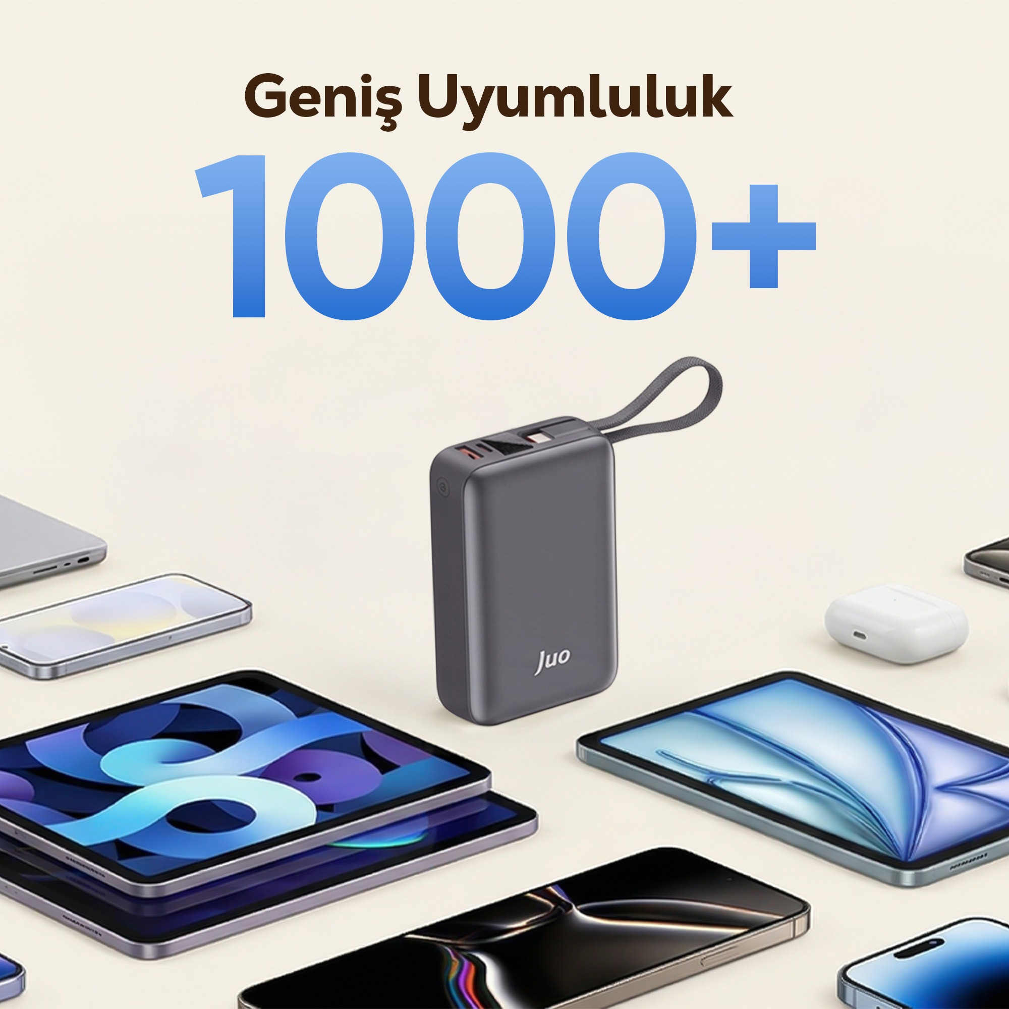 Açık renkli bir arka planda çeşitli elektronik cihazlarla çevrili gri renkli Juo powerbank.