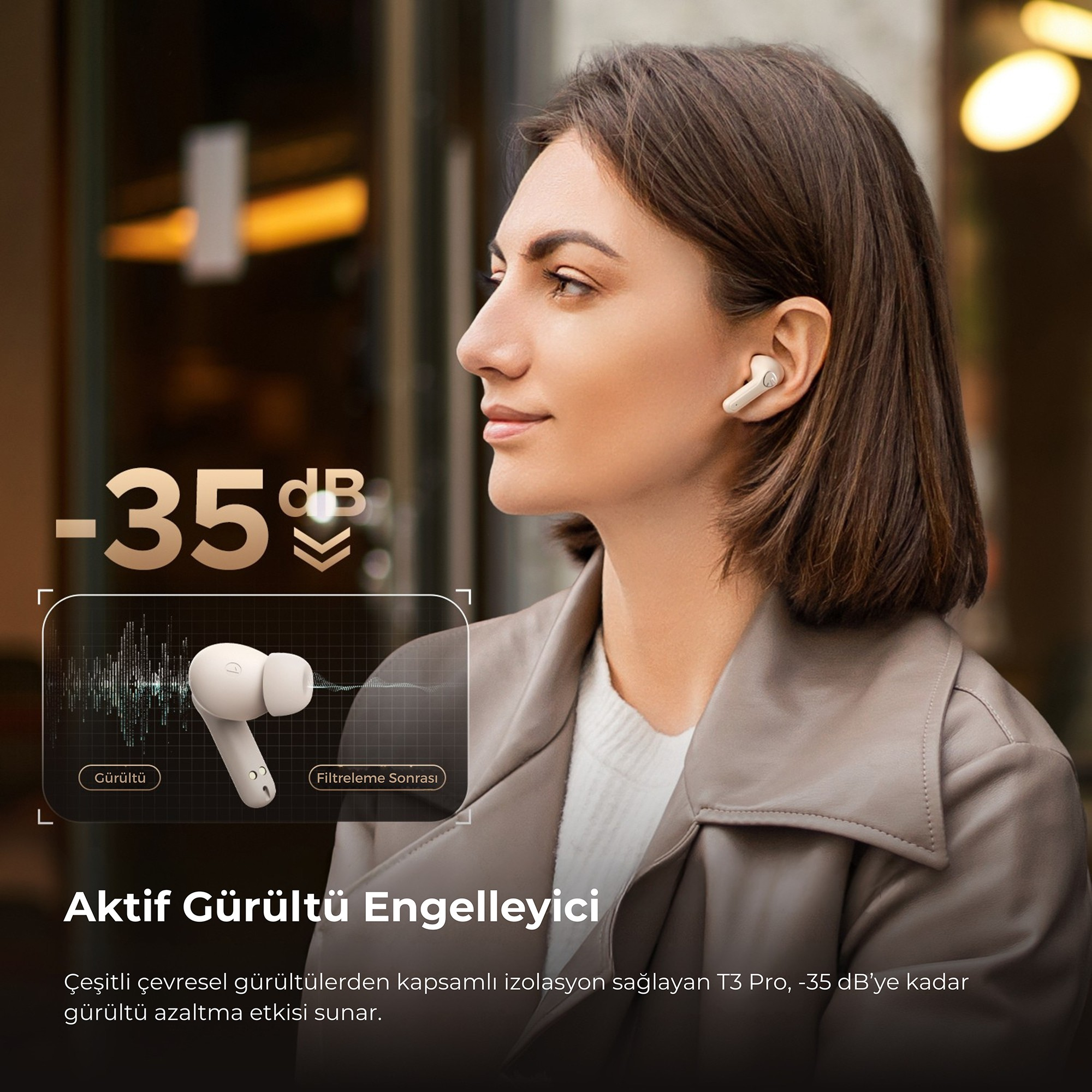 Kısa kahverengi saçlı bir kadın, bulanık bir arka plan önünde beyaz kulaklık ve gri ceket giyiyor.