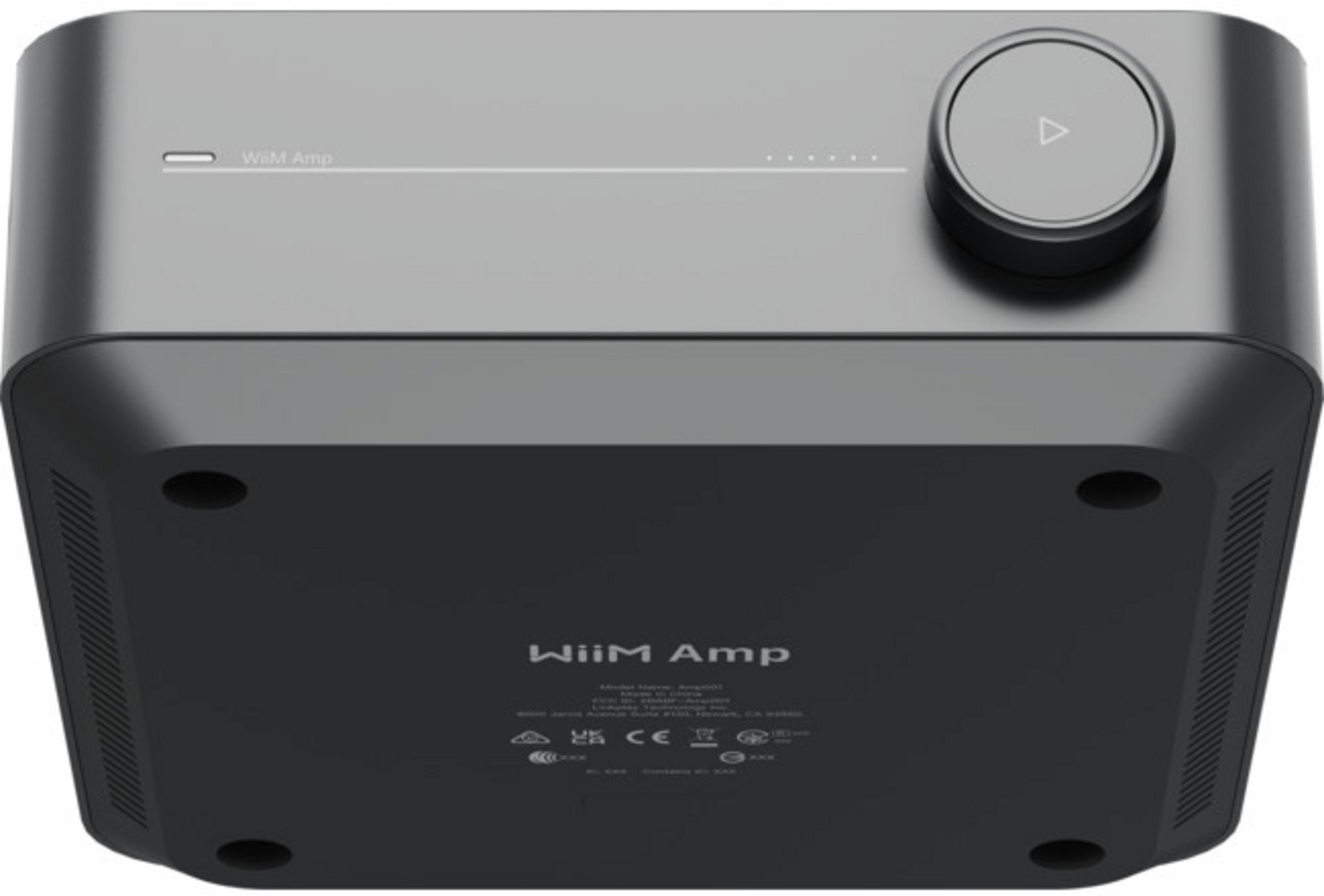 WiiM Amp grigio con una manopola del volume in alto e il marchio sulla parte anteriore e inferiore.
