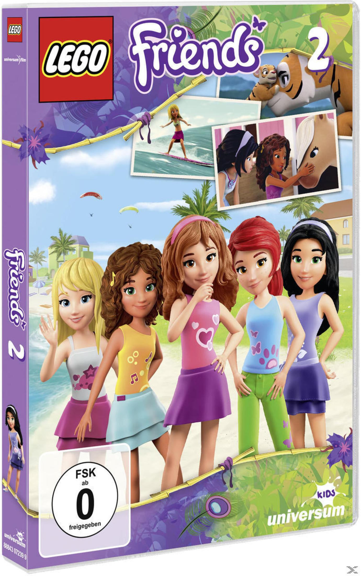 DVD-Cover von Lego Friends 2 mit fünf Charakteren im Vordergrund und Szenenfotos darüber vor einer Strandkulisse.