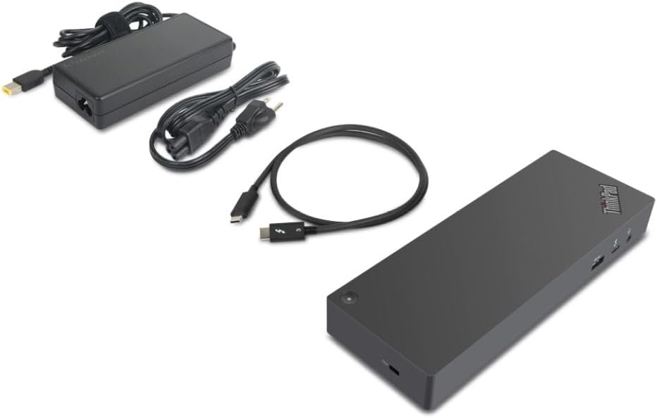 Una docking station ThinkPad nera con adattatore, cavo di alimentazione e cavo USB-C su sfondo bianco.