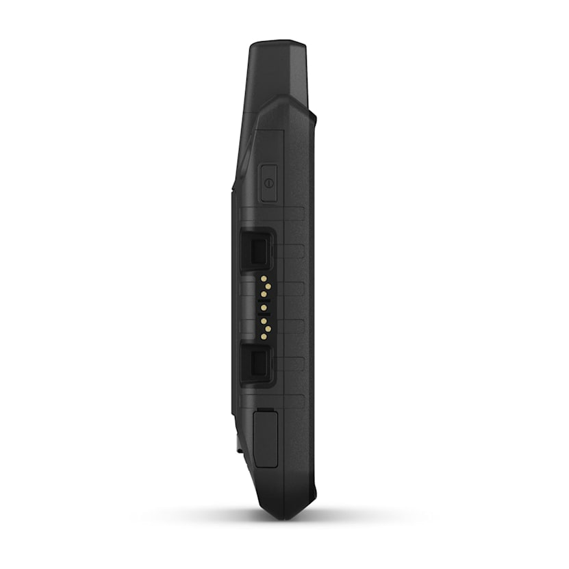 Vista laterale di un dispositivo GPS nero con porte, pulsanti e contatti dorati su uno sfondo bianco.