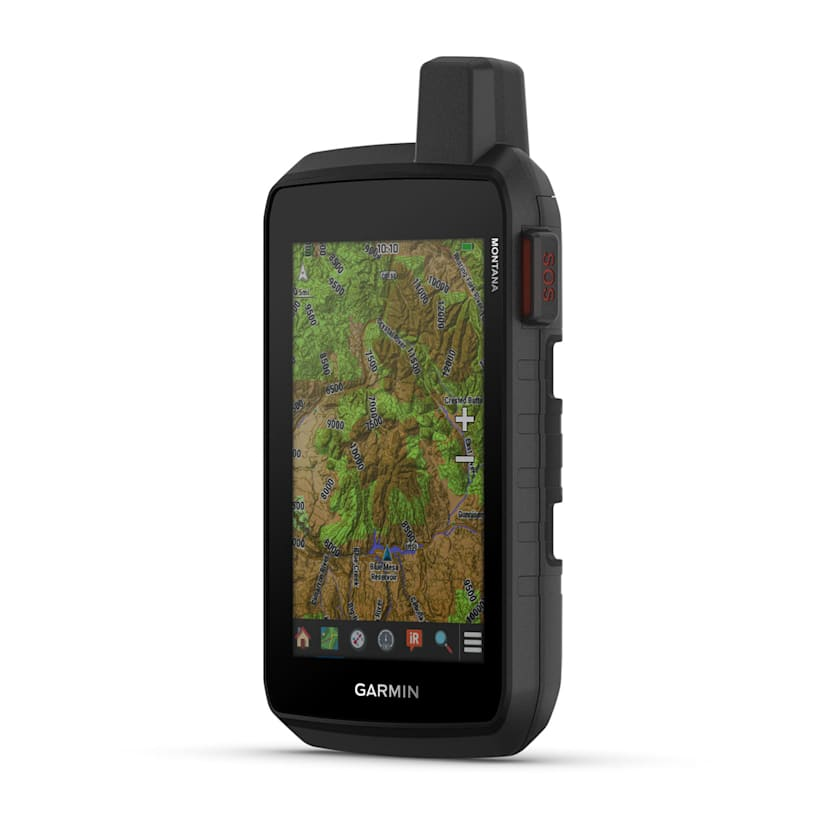 Un dispositivo GPS portatile Garmin nero mostra una mappa topografica sullo schermo su sfondo bianco.