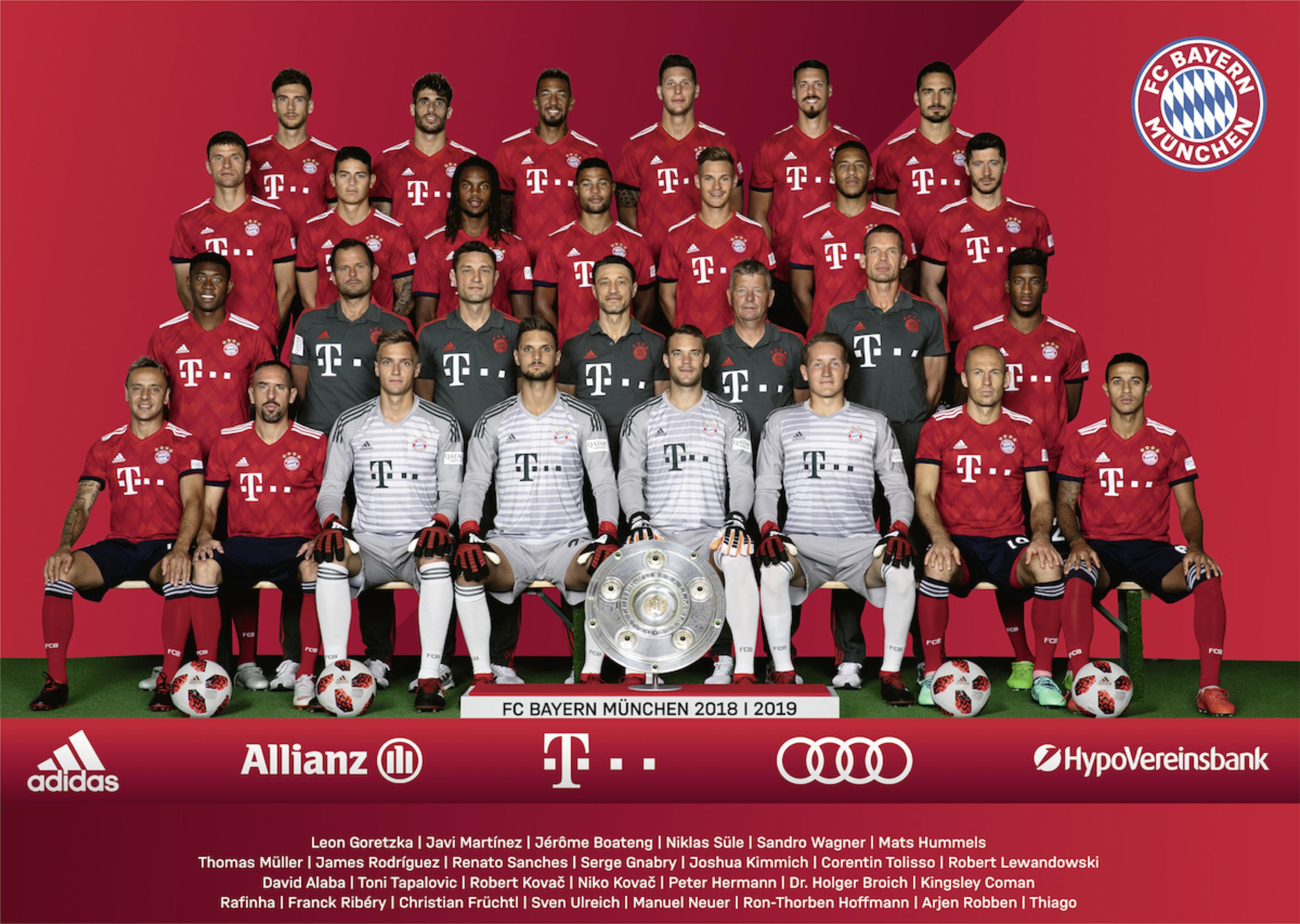 Mannschaftsfoto des FC Bayern München für die Saison 2018-2019 vor rotem Hintergrund.