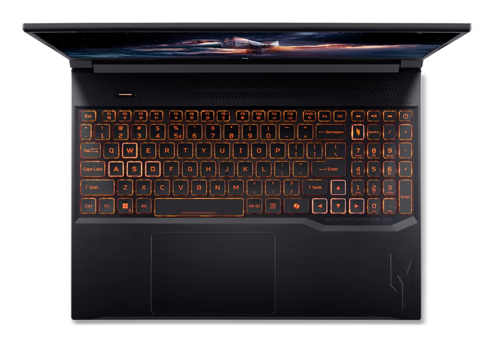 Draufsicht auf einen schwarzen Laptop mit beleuchteter oranger Tastatur und Touchpad vor dunklem Hintergrund.