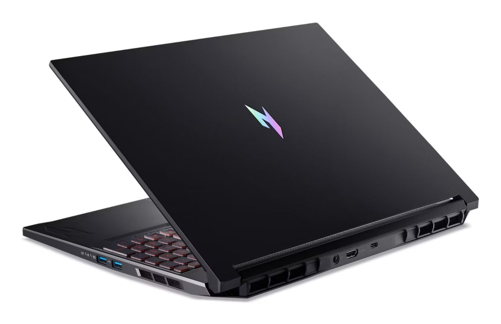 Ein schwarzer Gaming-Laptop mit beleuchtetem Logo auf dem Deckel, von hinten rechts vor weißem Hintergrund.