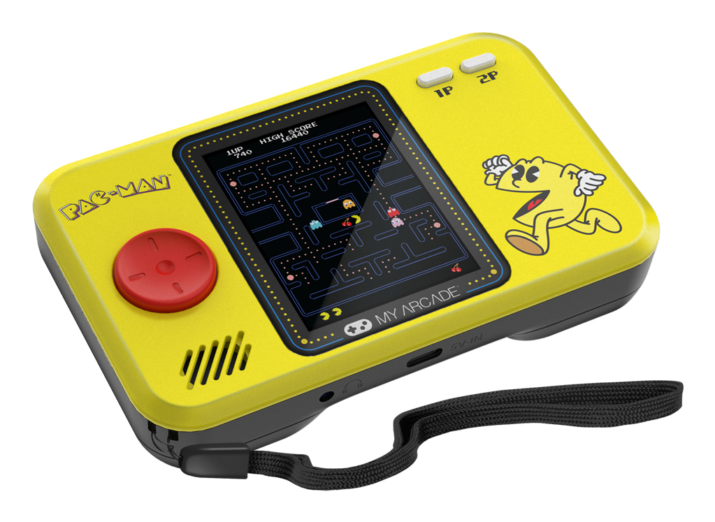 Consola portátil Pac-Man amarilla con un pad direccional rojo, pantalla de juego y correa de muñeca negra.