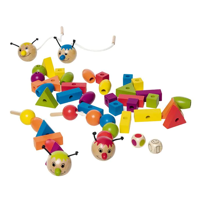 Buntes Holz-Fädelspiel mit Raupenfiguren und verschiedenen geometrischen Formen auf weißem Hintergrund.