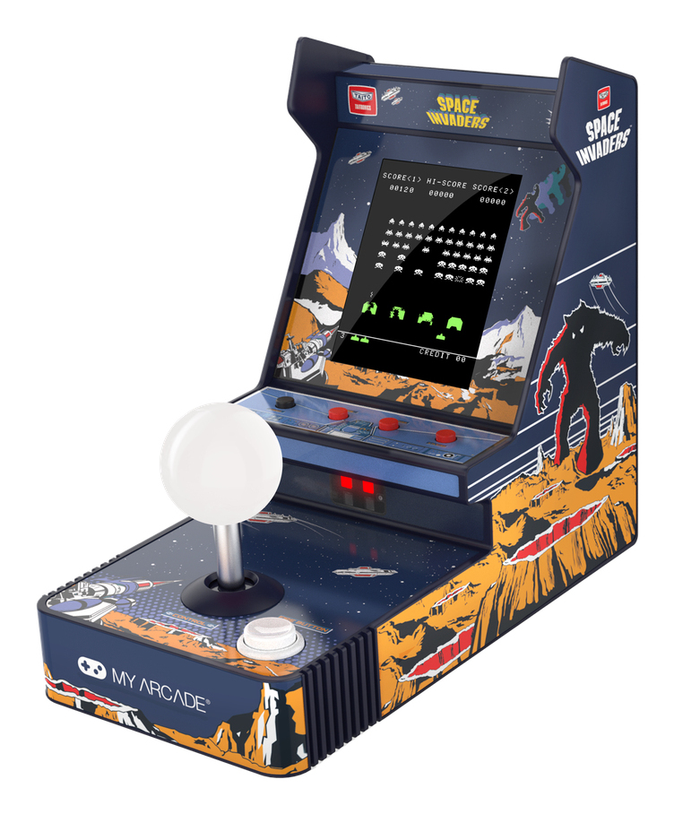 Minicabina de arcade con tema Space Invaders, joystick blanco y pantalla iluminada sobre fondo blanco.