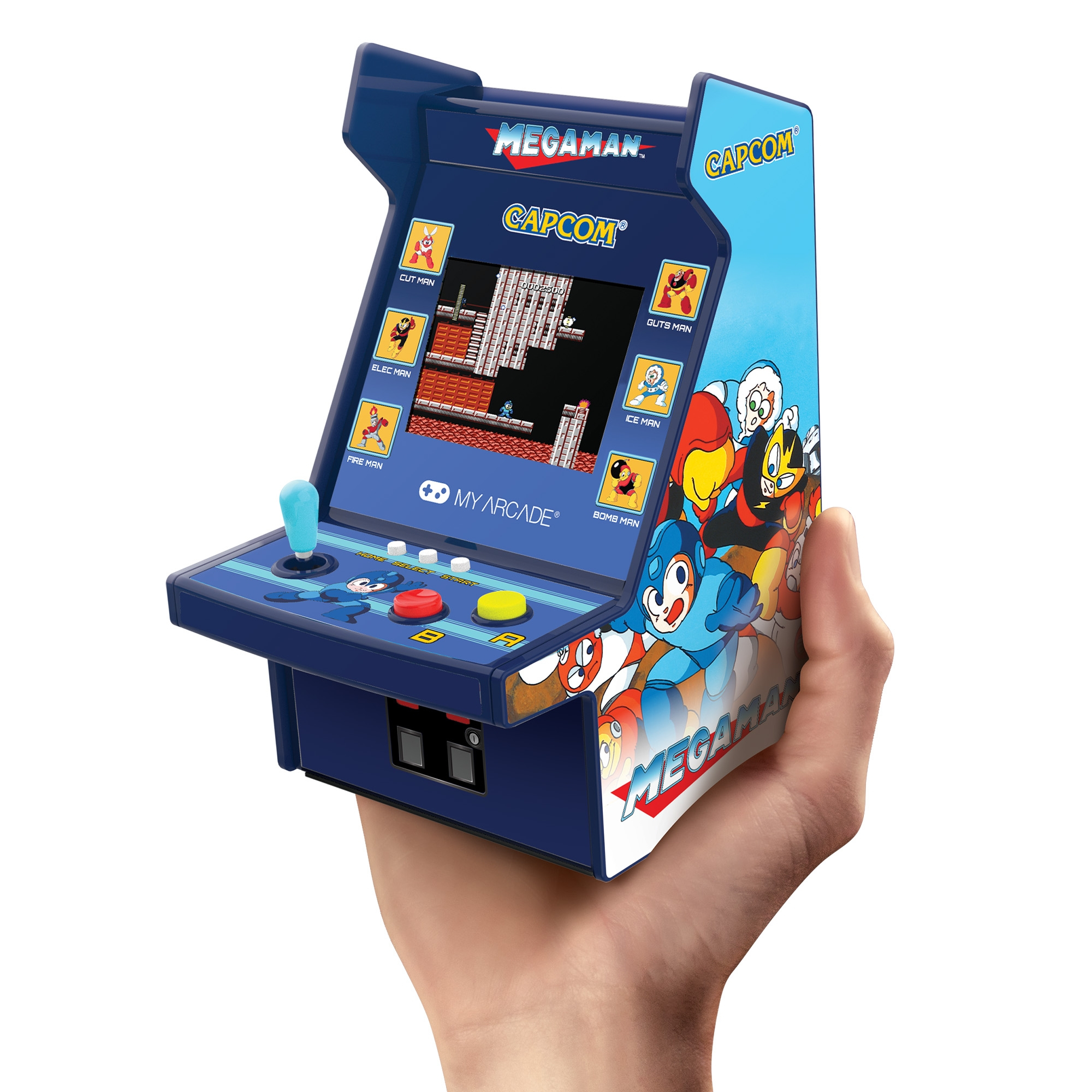Una mano regge un mini cabinat arcade blu di Mega Man con schermo illuminato e grafica colorata.