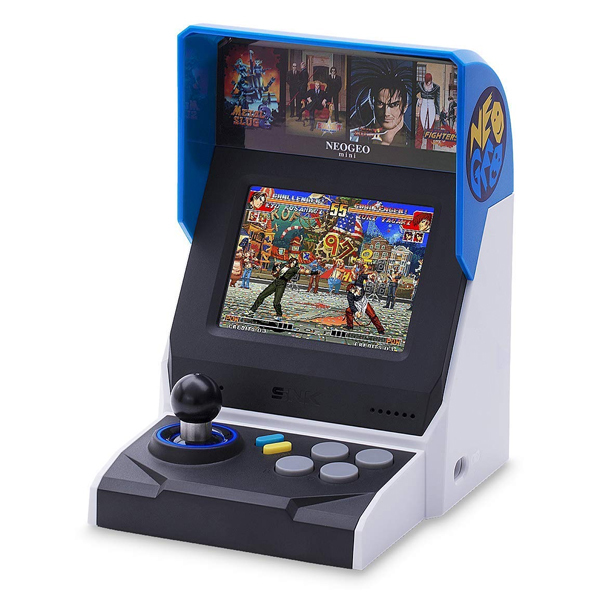 Una máquina recreativa NeoGeo Mini blanca y azul con joystick y botones coloridos, mostrando un juego de lucha.