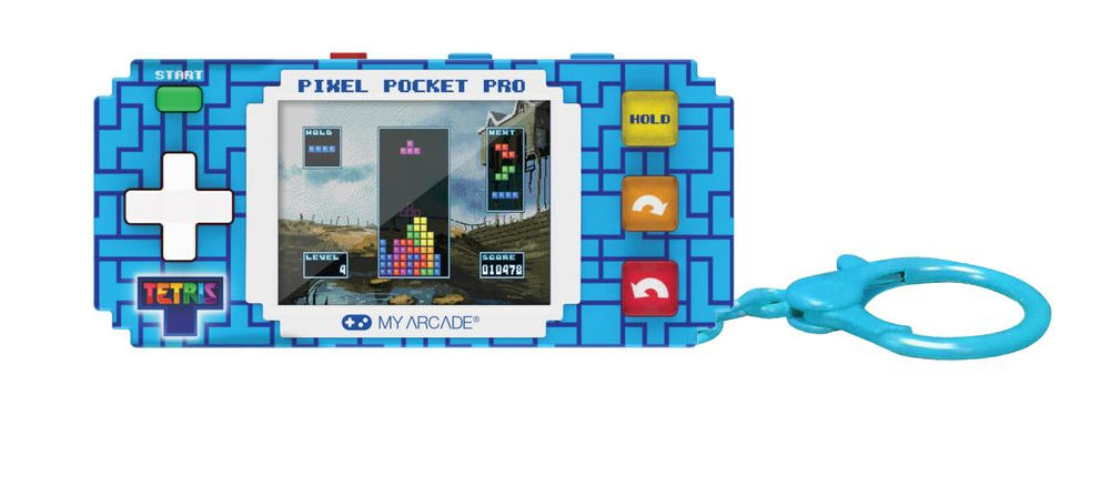Un juego de mano Pixel Pocket Pro Tetris azul con llavero adjunto muestra un juego en curso.