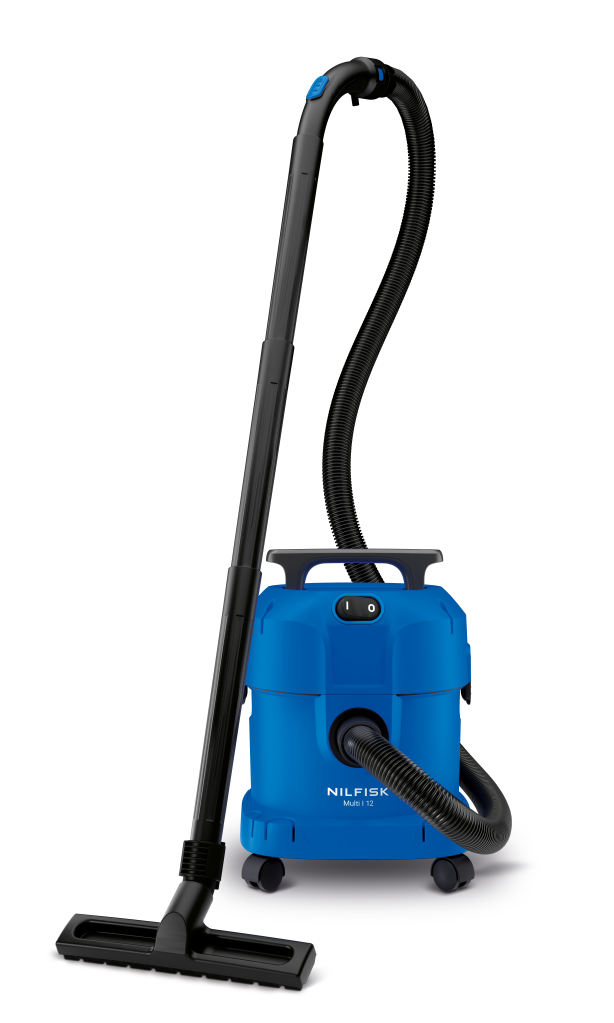 Un aspirateur eau et poussière Nilfisk bleu avec tuyau et tube noirs sur roulettes sur fond blanc.