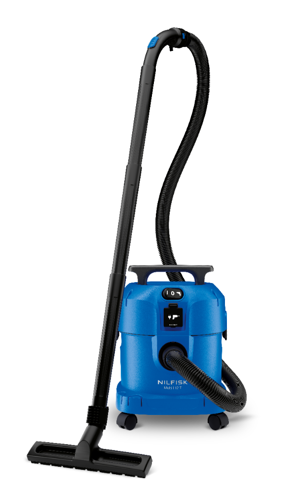 Un aspirateur bleu avec un tuyau et un tube noirs sur fond blanc.