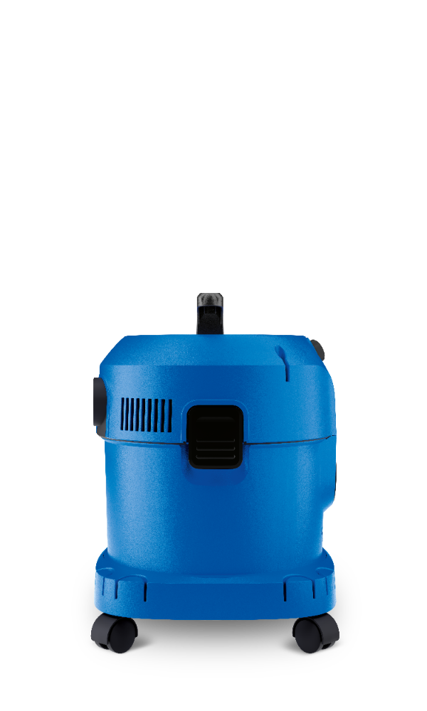 Un aspirateur bleu compact avec une poignée noire et quatre roulettes sur fond blanc.