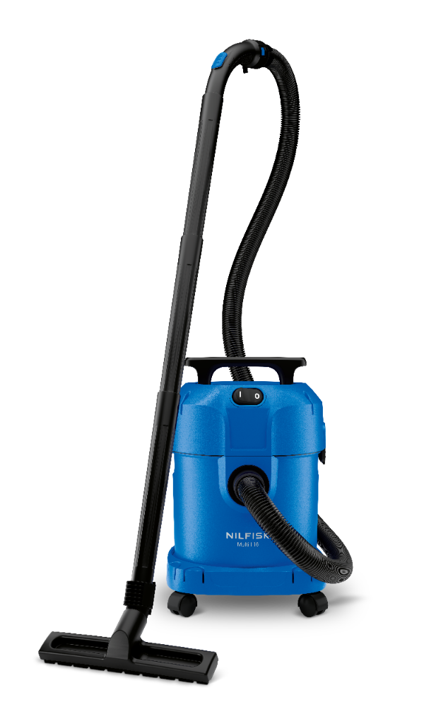 Un aspirateur eau et poussière Nilfisk bleu avec un tuyau et un tube noirs sur fond blanc.