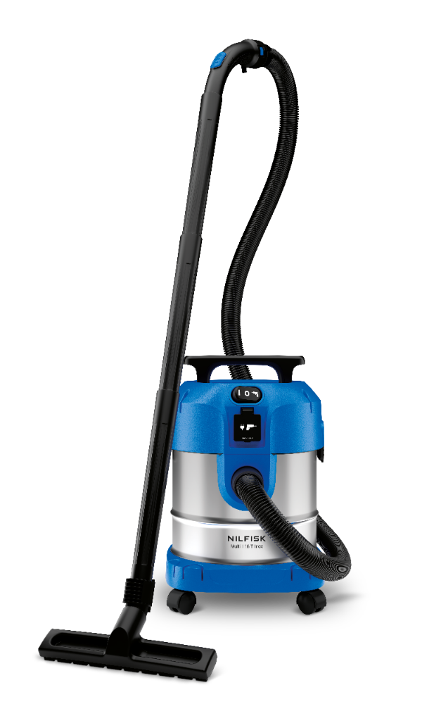 Un aspirateur bleu et argenté avec tuyau noir et brosse sur fond blanc.