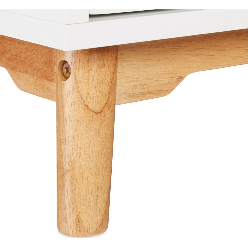 Nahaufnahme eines hellen Holzmöbelbeins, das mit einer sichtbaren Schraube an einem weißen Schrank befestigt ist.