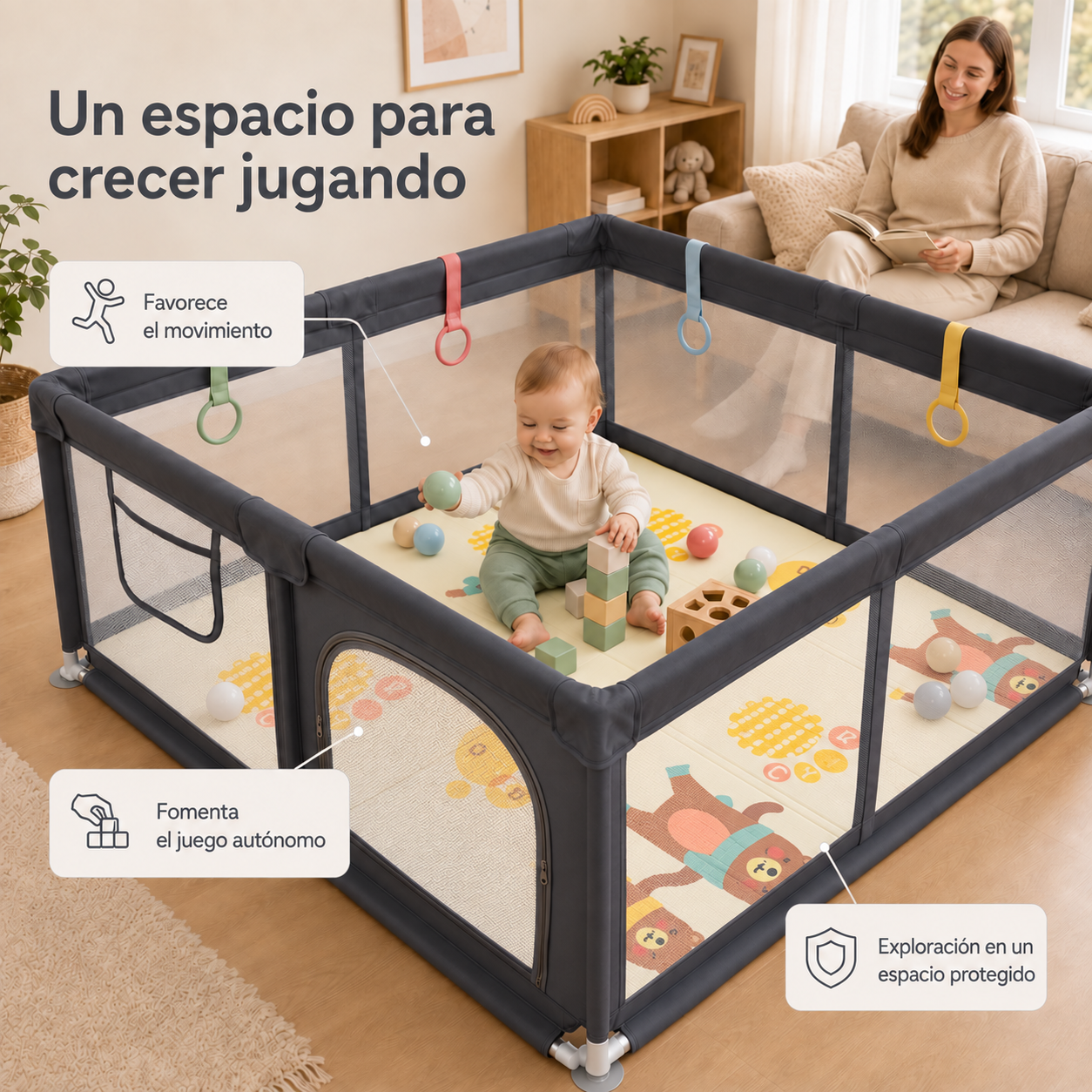 Un bebé juega dentro de un parque seguro mientras la madre lee en un sofá.