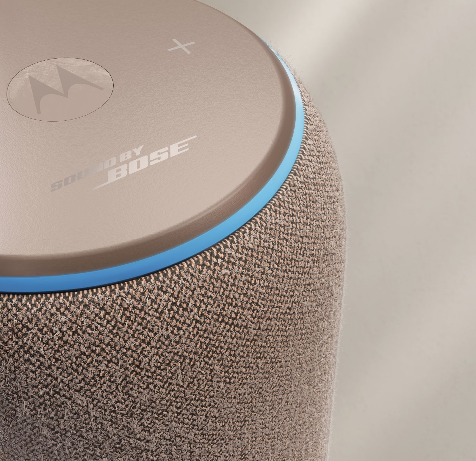 Nahaufnahme der grauen zylindrischen Sound by Bose-Bluetooth-Box mit blauer Leuchtringakzentuierung.