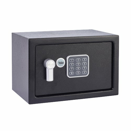 Una caja fuerte electrónica Yale negra con teclado digital y tirador plateado sobre fondo blanco.