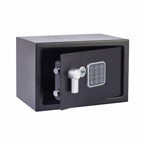 Una caja fuerte negra pequeña con puerta abierta, teclado digital y manivela sobre fondo blanco.