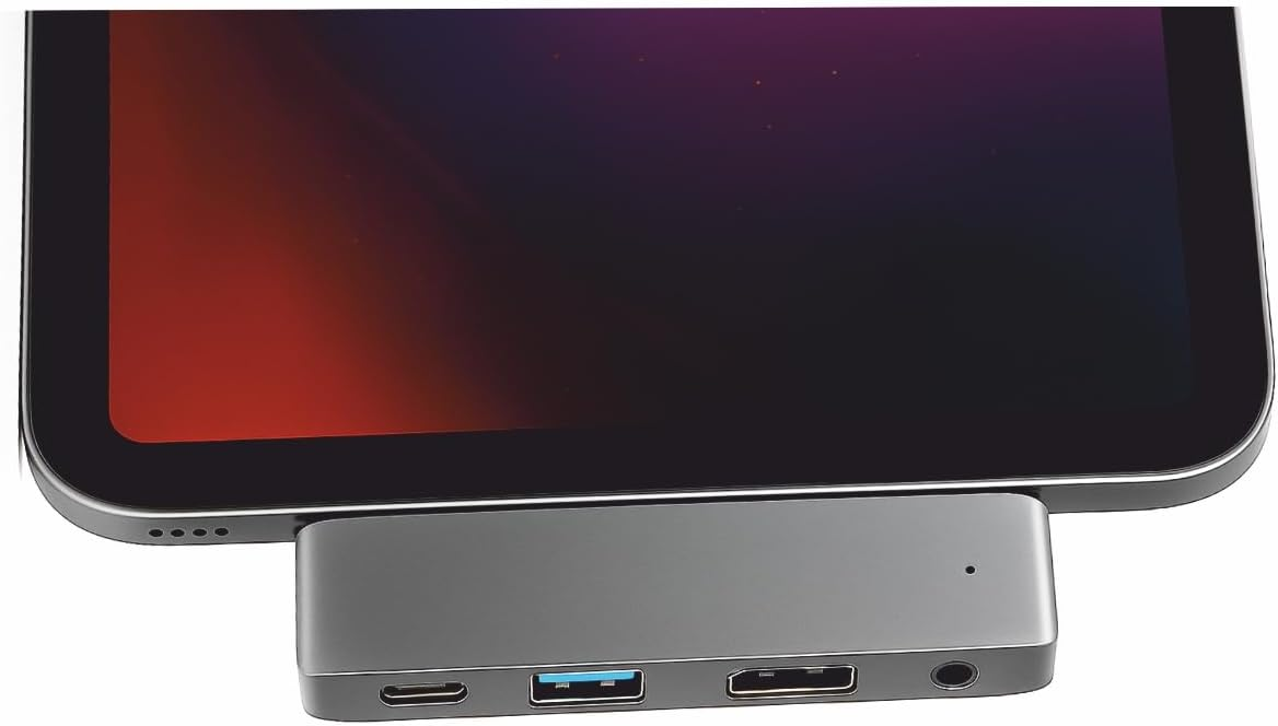 Un concentrador USB-C gris está conectado a la parte inferior de una tableta.