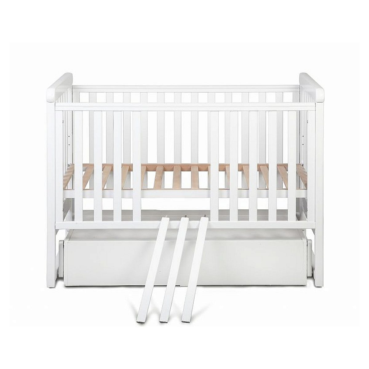 Ein weißes Babybett mit Holzlatten und einer Schublade unten, isoliert auf weißem Hintergrund.