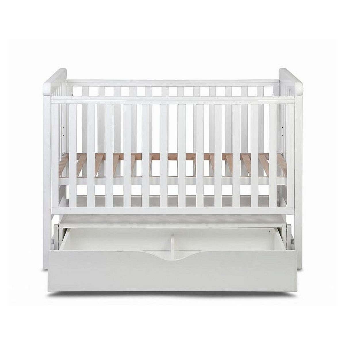 Ein weißes Babybett aus Holz mit vertikalen Streben und einer großen, ausgezogenen Schublade unten.