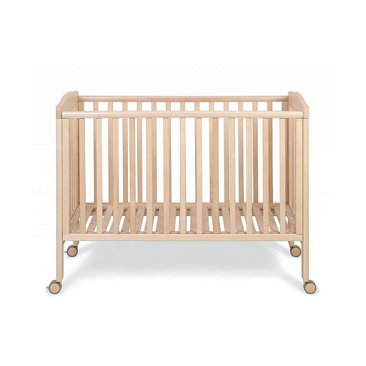 Ein einfaches Holzbabybett mit vertikalen Stäben und Rollen an den Beinen vor weißem Hintergrund.