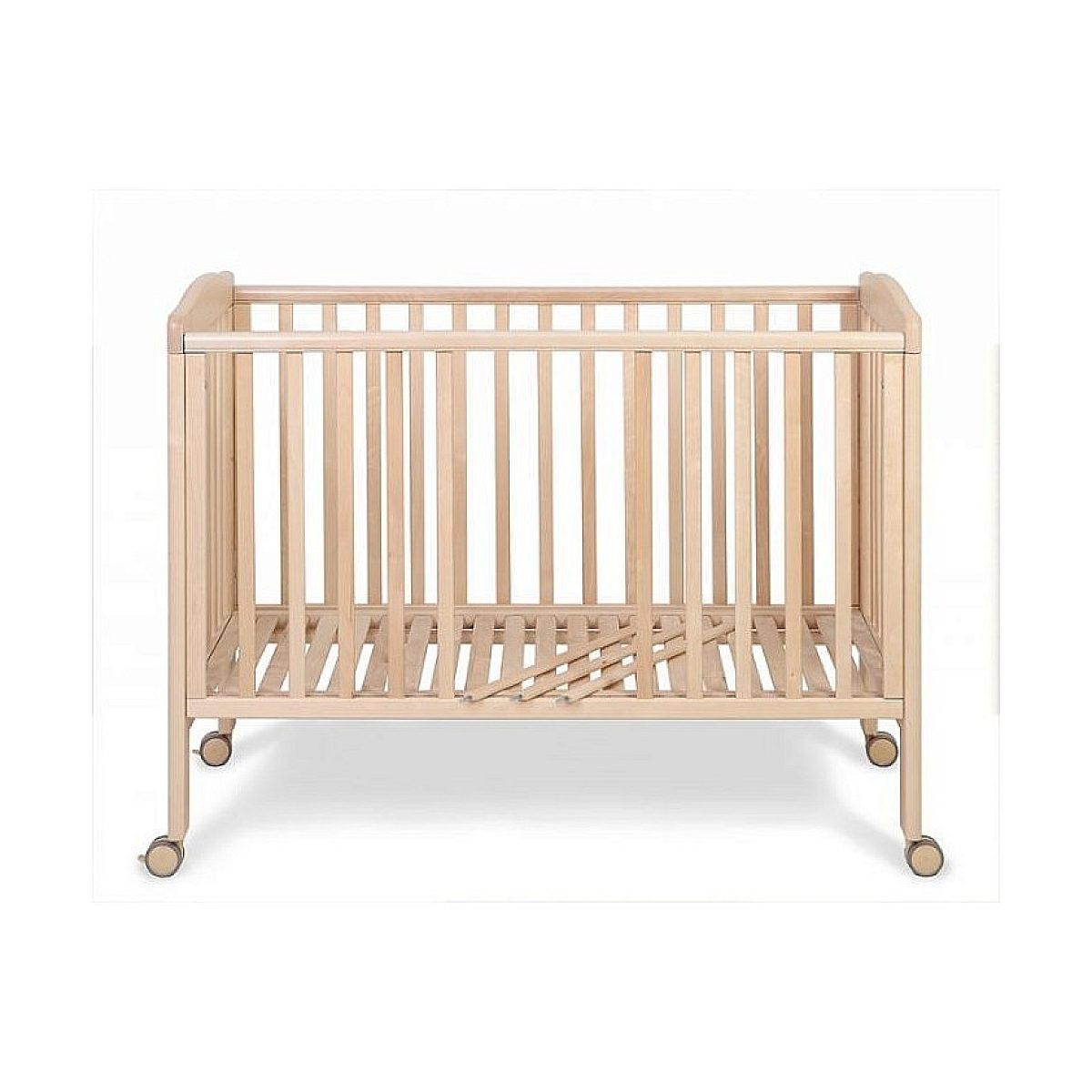 Ein hölzernes Babybett mit vertikalen Stäben und kleinen Rädern an den Beinen, vor einem schlichten weißen Hintergrund.