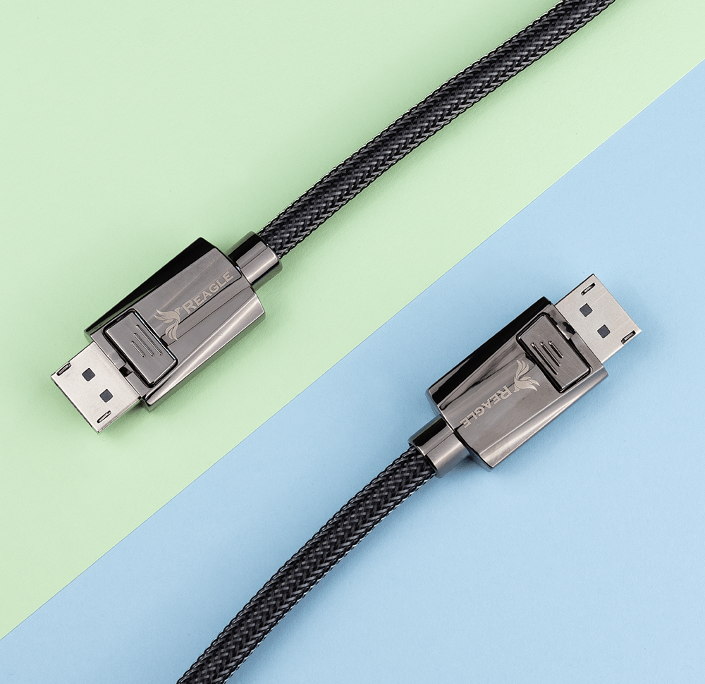 Zwei schwarze, geflochtene DisplayPort-Kabel mit Metallsteckern vor grün-blauem Hintergrund.