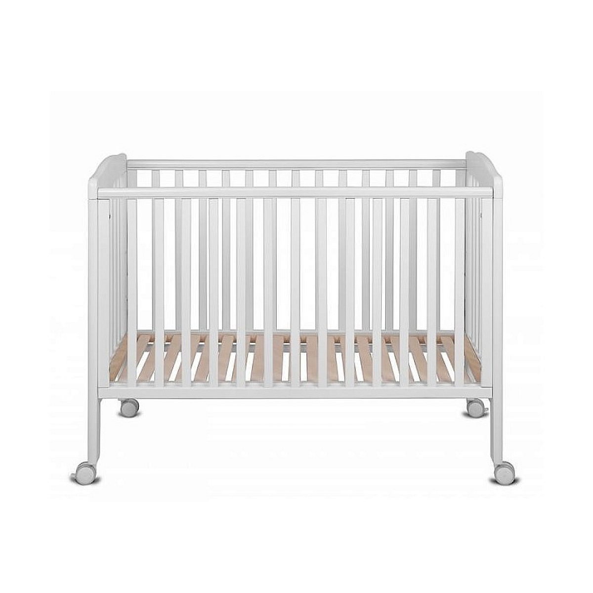 Ein weißes Babybett aus Holz mit vertikalen Gitterstäben und Rollen an den Beinen, vor weißem Hintergrund.