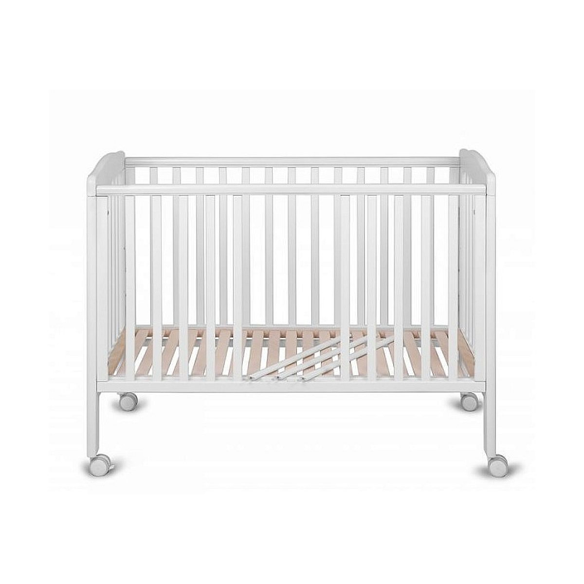 Ein weißes Babybett mit Rollen und einem Holzlattengestell auf weißem Hintergrund.