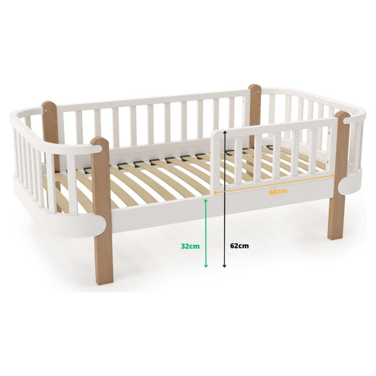 Weißes Kinderbett mit Holzbeinen, Lattenrost und Maßangaben in cm.