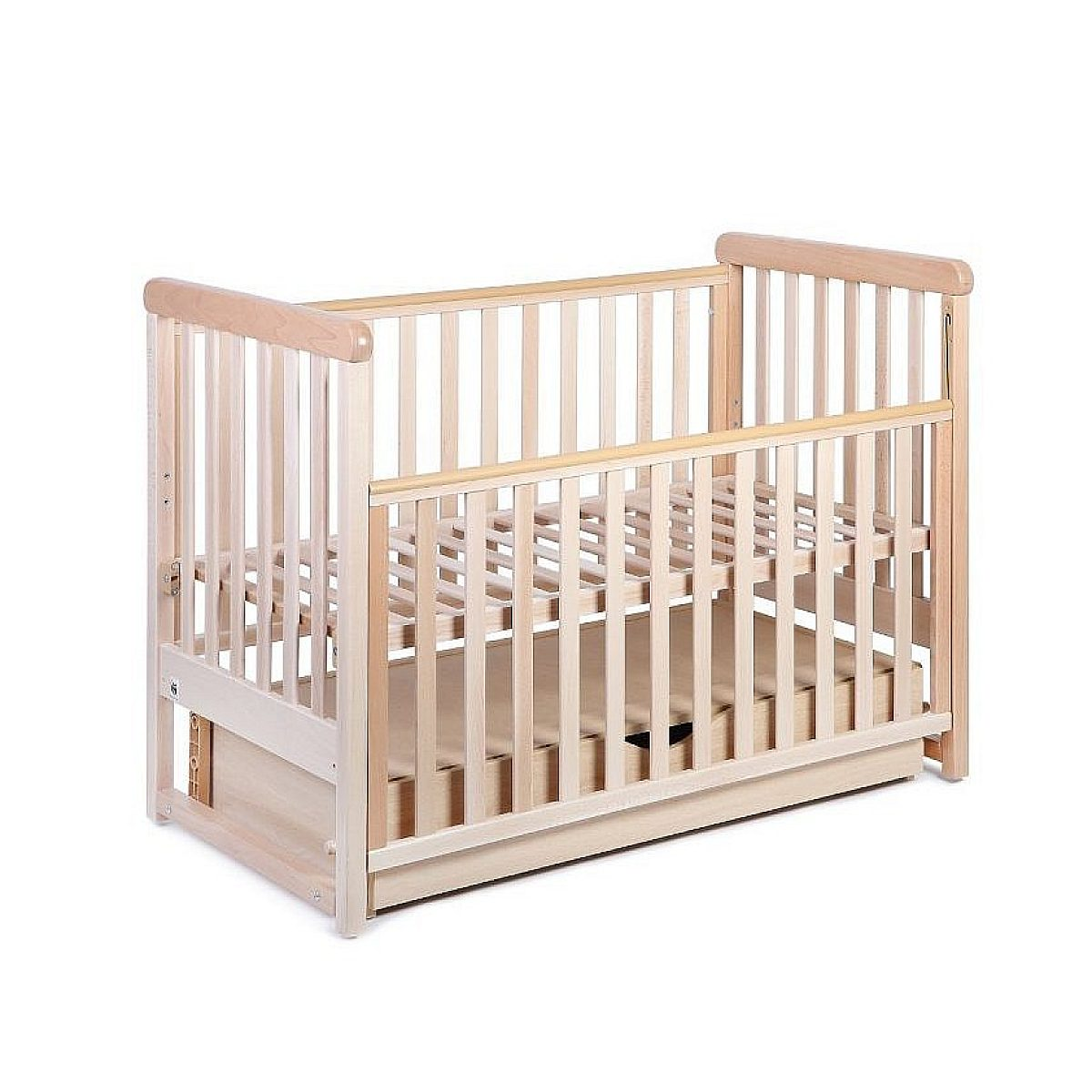Ein hölzernes Babybett mit senkrechten Gstäben und einer integrierten Schublade unten auf weißem Hintergrund.