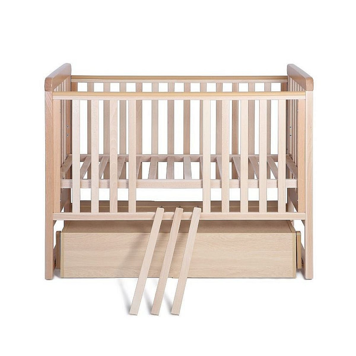 Ein hölzernes Babybett mit integrierter Schublade und drei abnehmbaren Sprossen auf weißem Hintergrund.