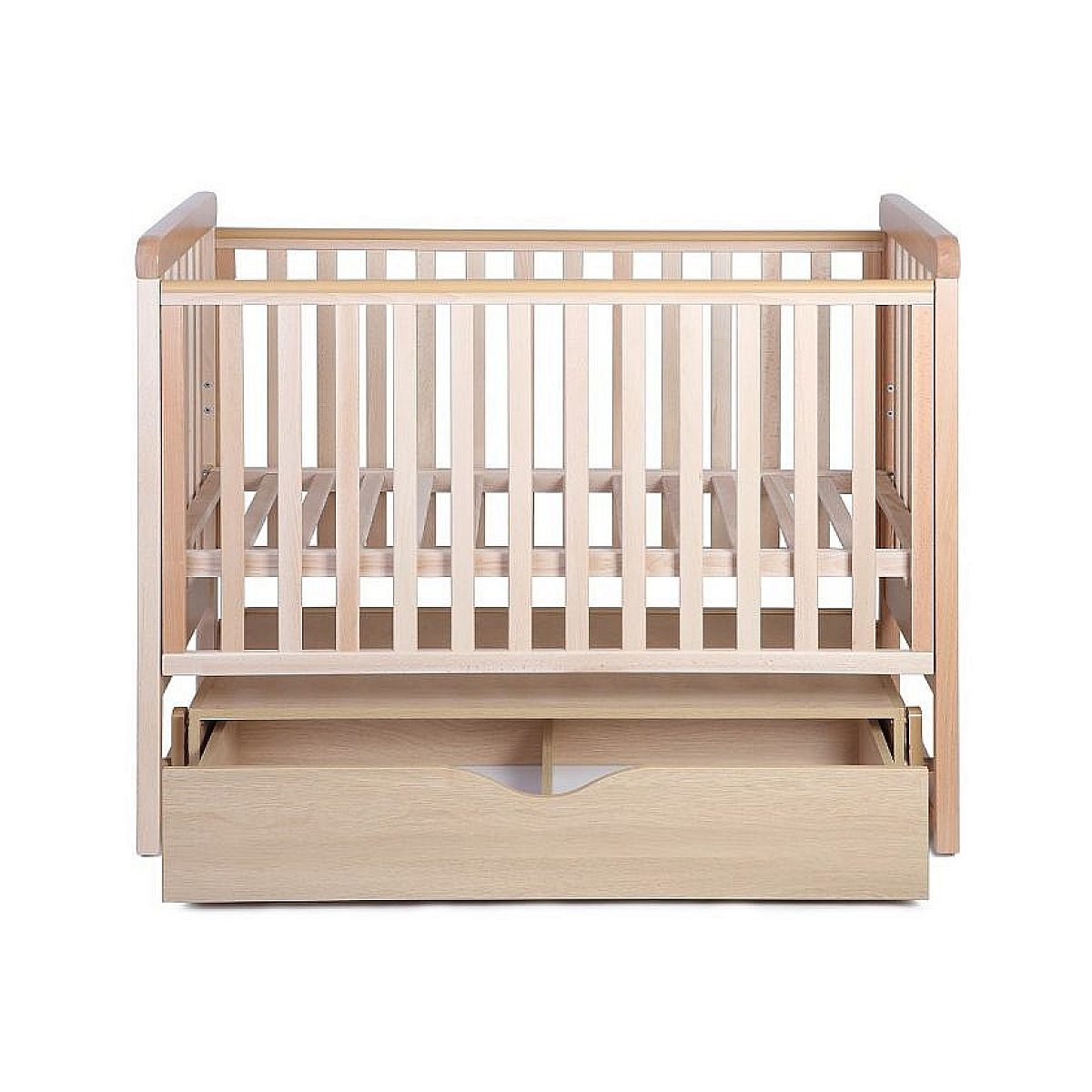 Ein helles Holz-Babybett mit vertikalen Stäben und einer ausziehbaren Schublade unten auf weißem Hintergrund.