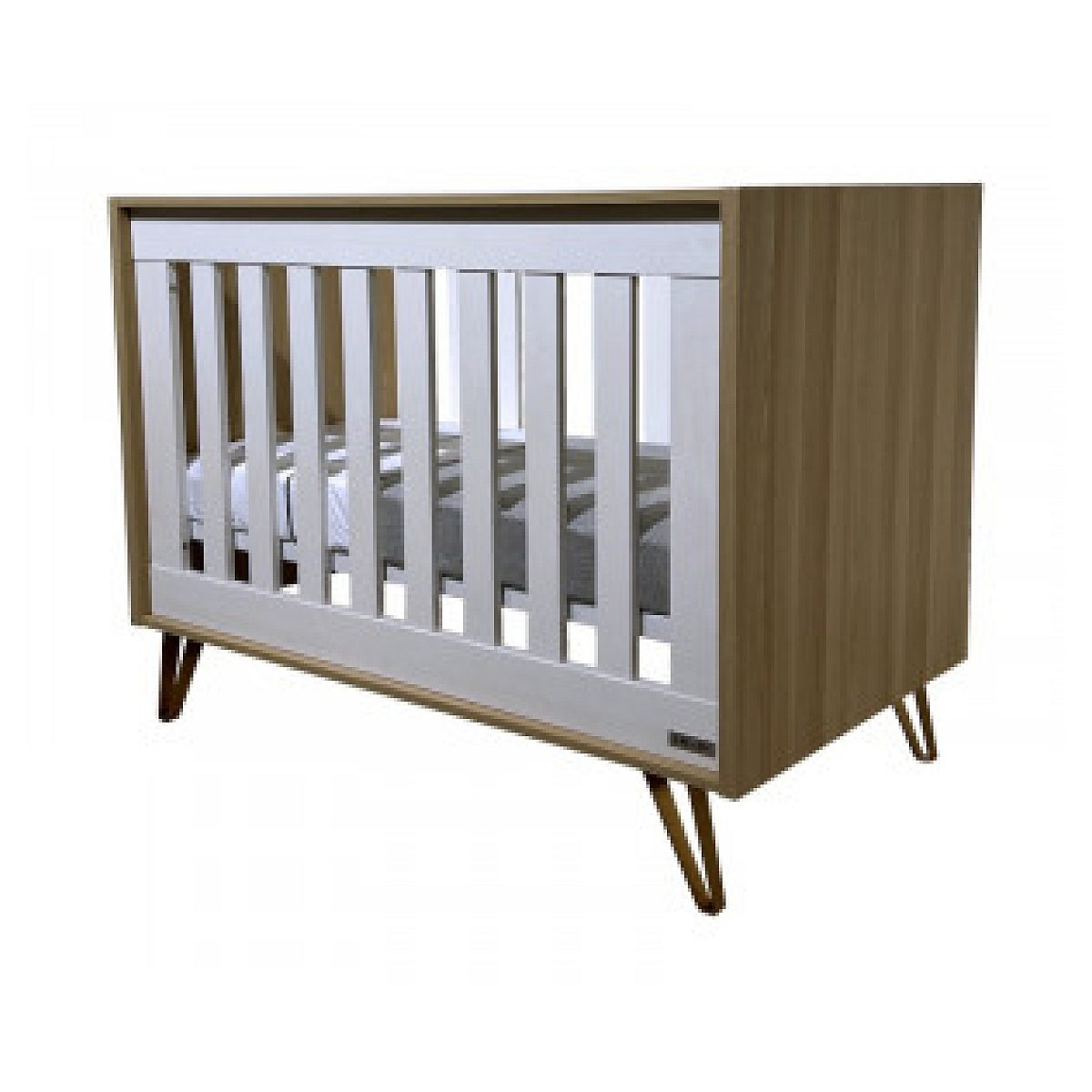 Ein hölzernes Babybett mit weißen Latten und spitz zulaufenden Metallbeinen auf weißem Hintergrund.