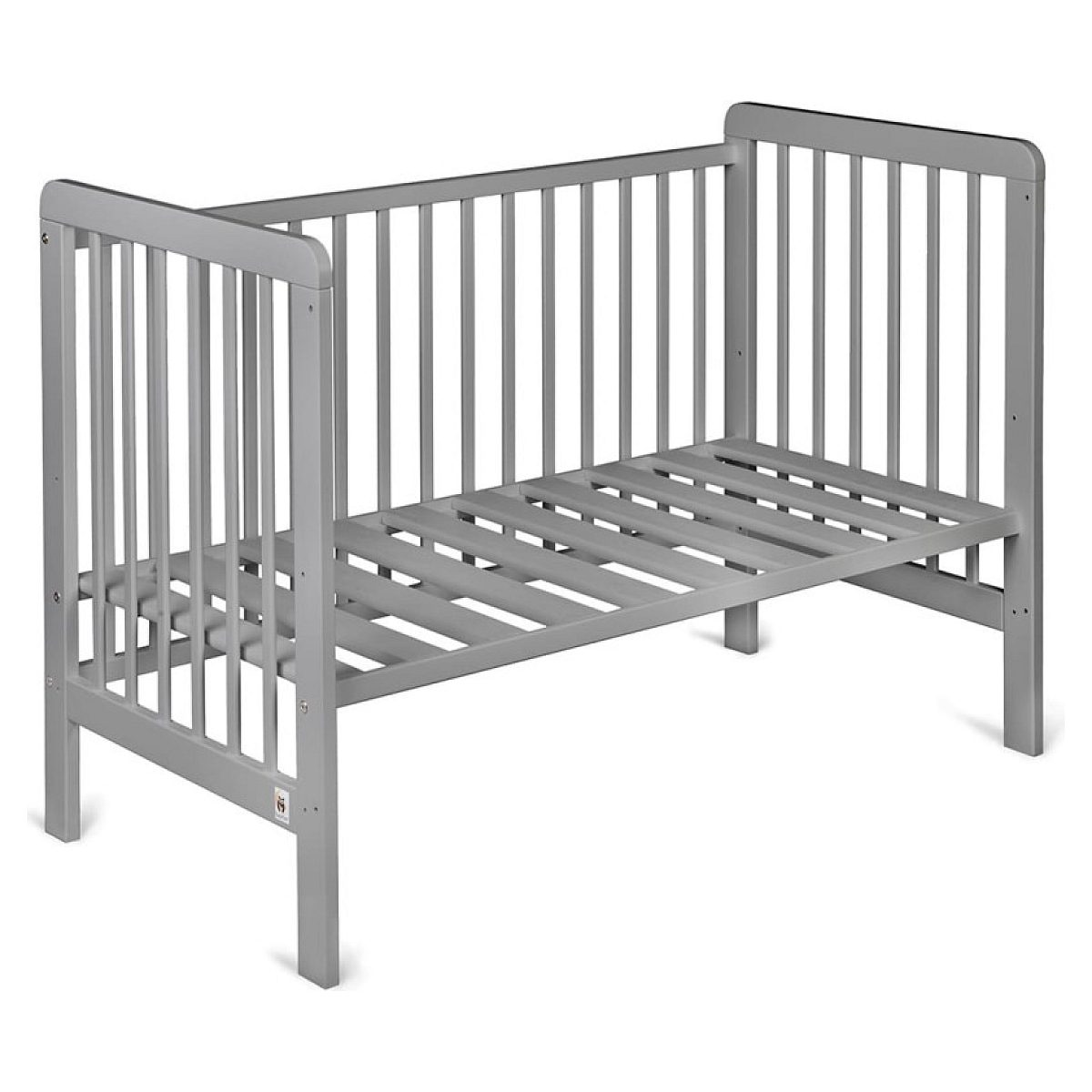 Ein graues Holzgitterbett mit Lattenrost vor weißem Hintergrund.