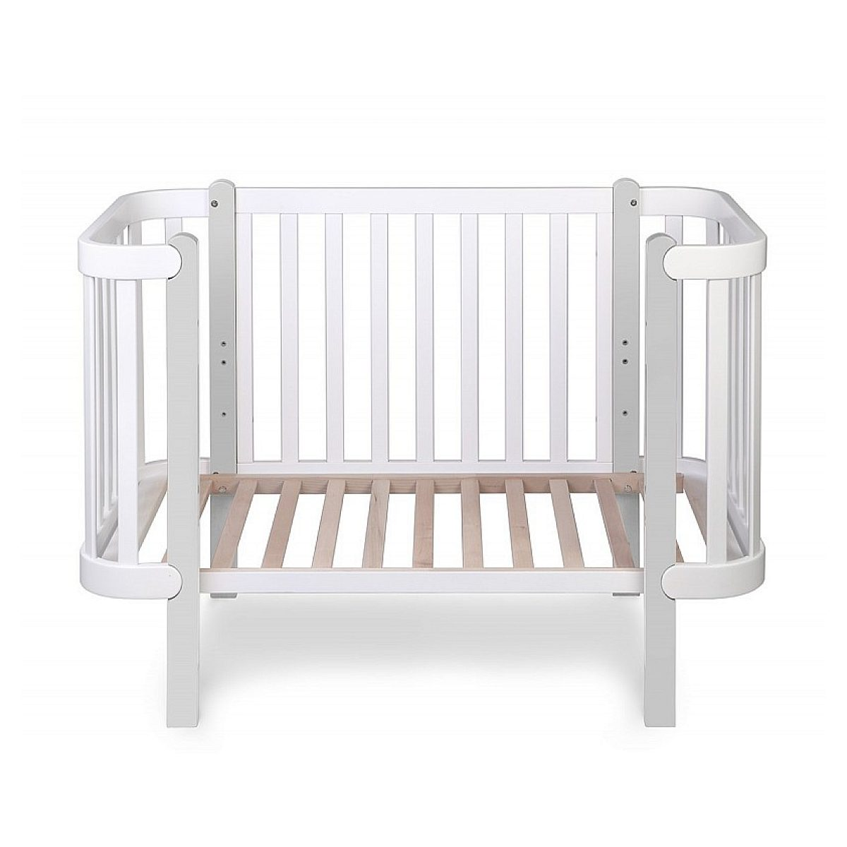 Ein weißes Babybett aus Holz mit abgerundeten Ecken, senkrechten Stäben und einem Lattenrost vor weißem Hintergrund.